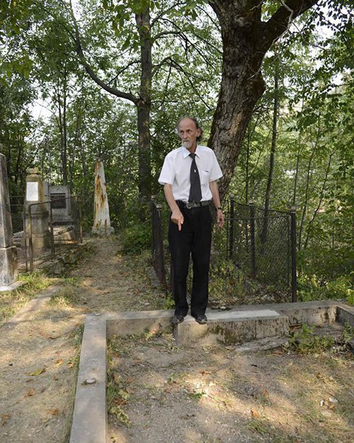 Στη Ρουμανία ξεθάβουν τους συγγενείς τους για να πάρουν λεφτά απο εταιρεία χρυσού [εικόνες] | iefimerida.gr 0