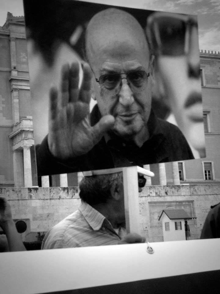 Δέος προκαλούν τα πλακάτ για την ΕΡΤ στο Σύνταγμα: Οι μεγαλύτερες μορφές της τέχνης δίνουν το «παρών» [εικόνες] | iefimerida.gr 0