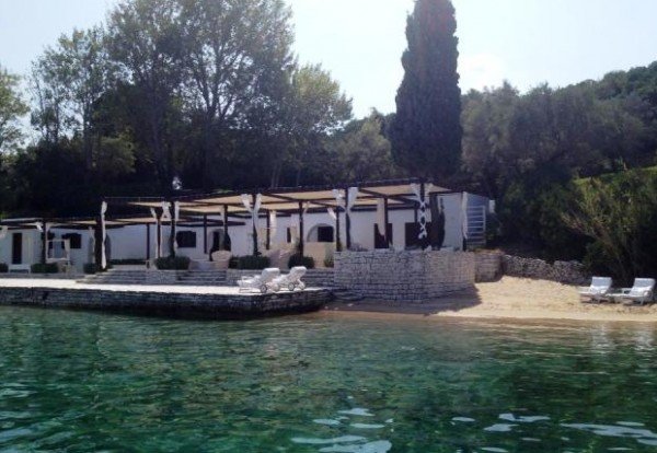 Πάρτι για δύο στο Σκορπιό με χλαμύδες, Καρυάτιδες και ...Κώστα Καραφώτη [εικόνες] | iefimerida.gr 3