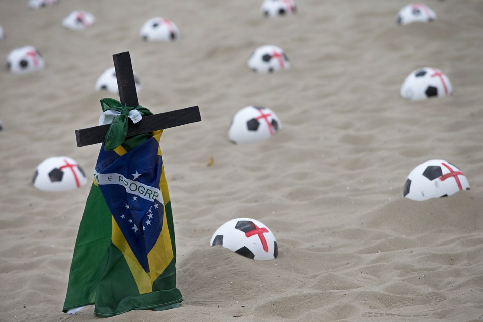 Ο πρωτότυπος κι αιχμηρός τρόπος διαμαρτυρίας των Βραζιλιάνων [εικόνες] | iefimerida.gr 2