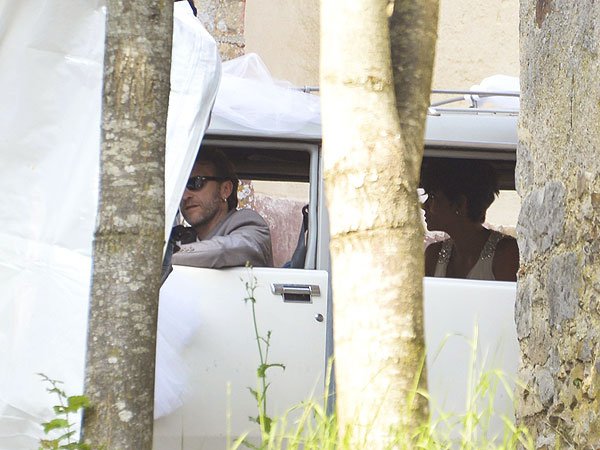 Η Χάλι Μπέρι είπε το «ναι» για τρίτη φορά - Νυμφεύθηκε τον Ολιβιέ Μαρτίνεζ [εικόνες]  | iefimerida.gr 0