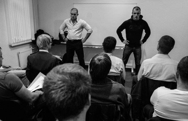 Πλούσιοι Ρώσοι πληρώνουν 900 δολάρια την εβδομάδα για να τους πλακώσουν στο ξύλο [εικόνες & σκληρό βίντεο] | iefimerida.gr 3