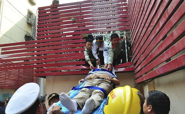 Πέταξαν Κινέζο τζογαδόρο από τον 11ο όροφο γιατί δεν είχε να πληρώσει – Επέζησε γιατί σφήνωσε σε καμινάδα [εικόνες] | iefimerida.gr 3