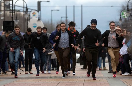 Ανδρες με γόβες -Βούλγαροι φόρεσαν ψηλοτάκουνα και έτρεξαν για να μπουν στη θέση των θηλυκών [εικόνες] | iefimerida.gr 1