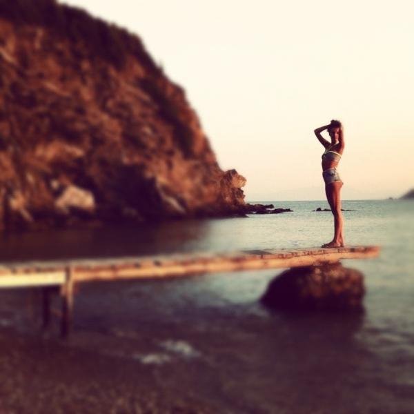 Η Τάμτα με μπικίνι σε ερημική παραλία της Σκιάθου [εικόνες] | iefimerida.gr 2