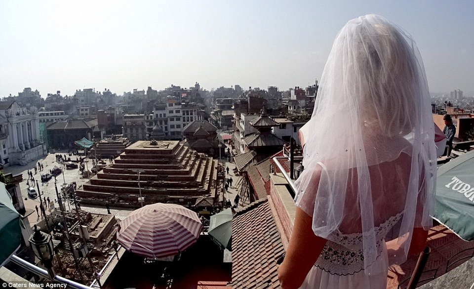 Πήρε διαζύγιο και ταξιδεύει στον κόσμο με το νυφικό της [εικόνες] | iefimerida.gr 17