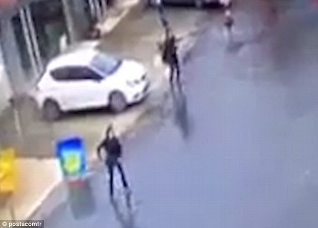 Νεκρές οι 2 γυναίκες που επιτέθηκαν σε αστυνομικό τμήμα της Κωνσταντινούπολης [εικόνες & βίντεο] | iefimerida.gr 3