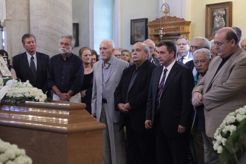 Πλήθος κόσμου συνόδεψε τον Δημήτρη Μαρωνίτη στην τελευταία του κατοικία [εικόνες] | iefimerida.gr 3