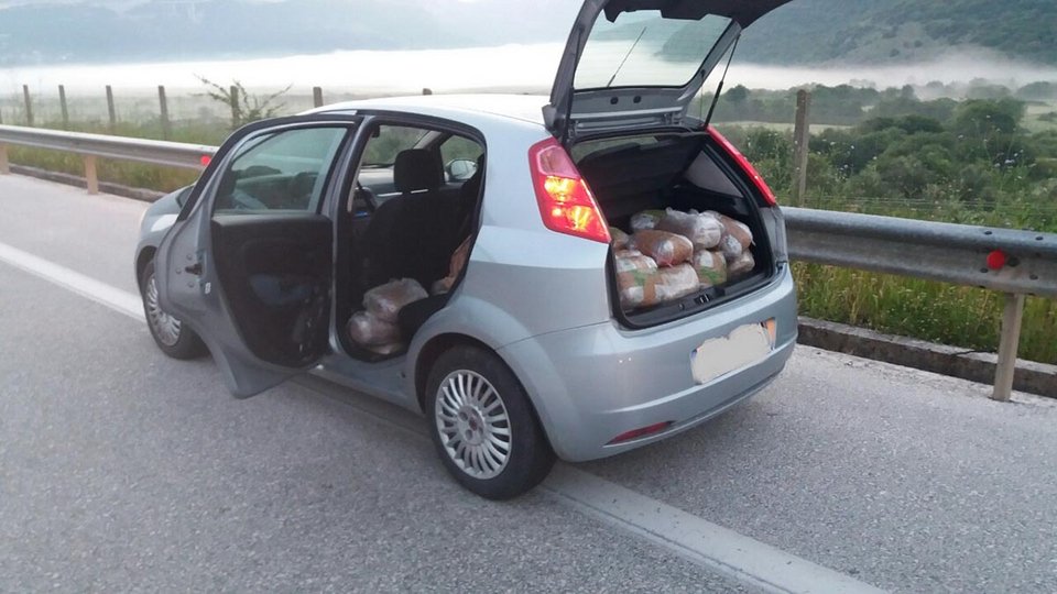 Συνελήφθη έπειτα από καταδίωξη με 70 δέματα κάνναβης στο αυτοκίνητό του [εικόνες]  | iefimerida.gr 1