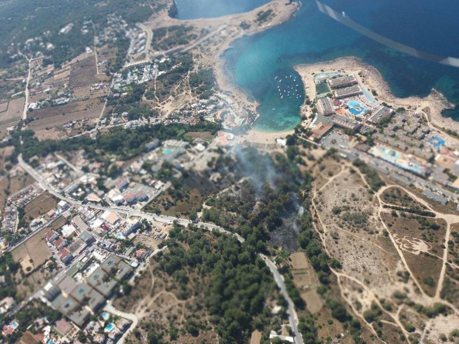 Πύρινη κόλαση σε τουριστικό θέρετρο στην Ιμπιζα- Εκκενώθηκαν σπίτια [εικόνες & βίντεο] | iefimerida.gr 2