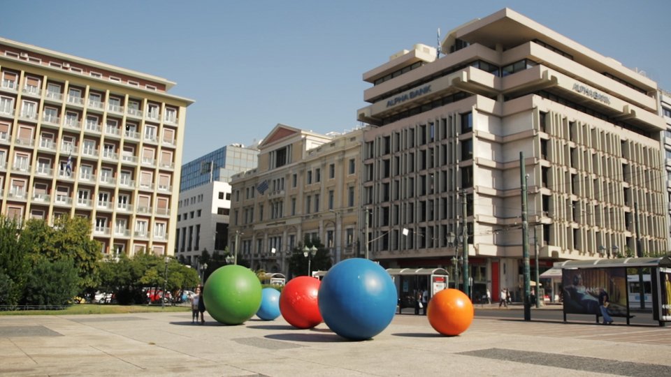 Τεράστιες χρωματιστές μπάλες στο κέντρο της Αθήνας - Γιατί ομορφαίνει η πόλη [εικόνες & βίντεο] | iefimerida.gr 0