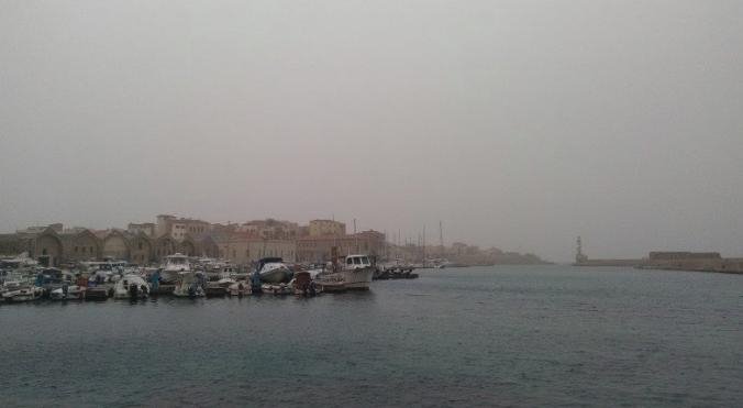 Σκηνικό θρίλερ στα Χανιά -Τα «σκέπασε» κόκκινη ομίχλη  [εικόνες]  | iefimerida.gr 2