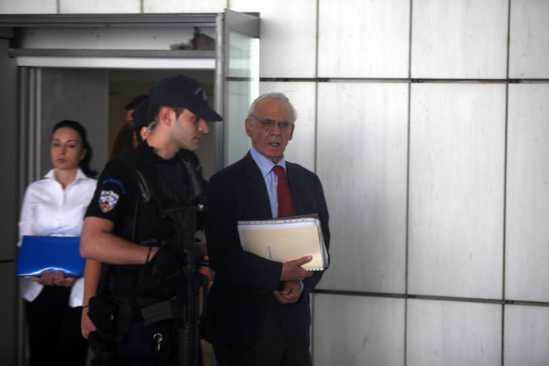 Ο Ακης και η Βίκυ Σταμάτη πάνε στη δίκη και κοιτάνε για πρώτη φορά κατάματα το φακό – Το λευκό πουκάμισο της Βίκυς [εικόνες] | iefimerida.gr 2