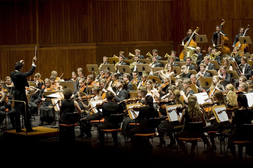 Ο περιζήτητος βιρτουόζος βιολονίστας Φρανκ Πέτερ Τσίμμερμαν στο Μέγαρο Μουσικής  | iefimerida.gr 2