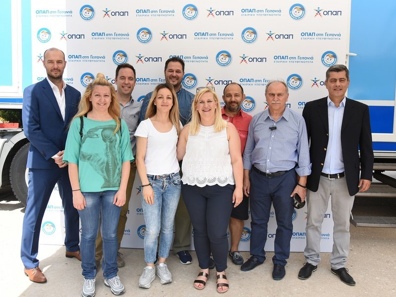 Πετρ Ματεγιόφσκι, Chief Customer Officer ΟΠΑΠ, Οδυσσέας Χριστοφόρου, Επικεφαλής Εταιρικών και Ρυθμιστικών Υποθέσεων ΟΠΑΠ με συνεργάτες του δικτύου πρακτορείων ΟΠΑΠ και καταστημάτων Play ΟΠΑΠ Περιστερίου