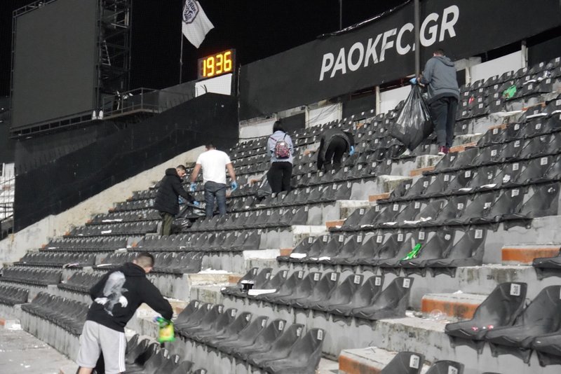 Θεσσαλονίκη: Μαθητές έκαναν «λαμπίκο» την Τούμπα μετά το ματς ΠΑΟΚ - Ατρόμητος [εικόνες] | iefimerida.gr 1