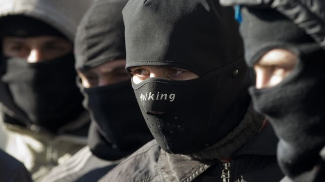 Ποια είναι η ακροδεξιά πολιτοφυλακή του Κιέβου -«αδελφάκι» της Χ.A.- που αρπάζει, σκοτώνει και περιφρουρεί [εικόνες+βίντεο] | iefimerida.gr 2