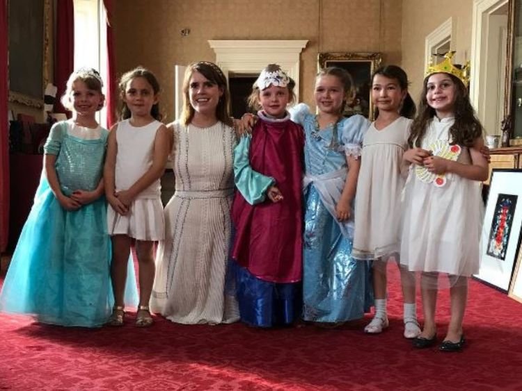 «Εμετός», «σέρνετε το παλάτι στη λάσπη»: Σάλος με το πάρτι της Χάρπερ Μπέκαμ στο Μπάκιγχαμ -Ποιος πρίγκιπας το παραχώρησε [εικόνες] | iefimerida.gr 0