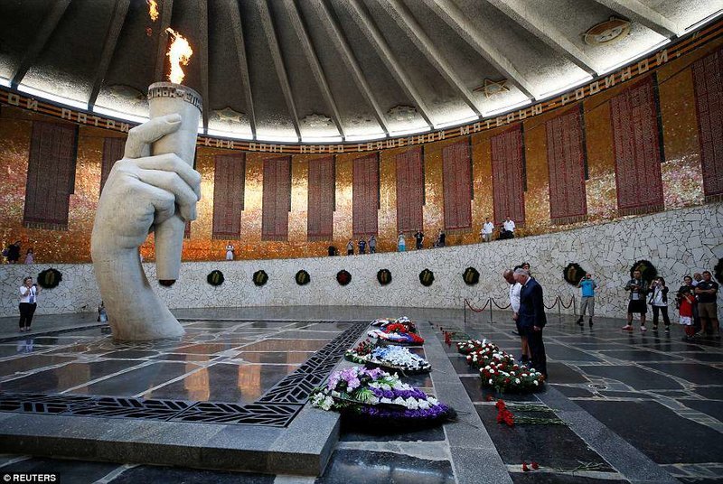 Βρετανοί τίμησαν τη μνήμη των θυμάτων του Β' Παγκοσμίου Πολέμου στο Στάλινγκραντ [εικόνες & βίντεο] | iefimerida.gr 1