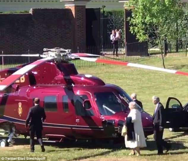 Η πριγκίπισσα Σάρλοτ... ξαναχτύπησε -Χαιρετούρες στον Κάρολο από την αγκαλιά ενός bodyguard [βίτνεο] | iefimerida.gr 0