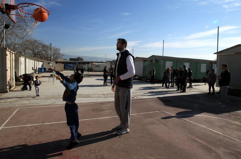 Επαγγελματίες μπασκετμπολίστες έπαιξαν με προσφυγόπουλα στον Ελαιώνα [εικόνες] | iefimerida.gr 0