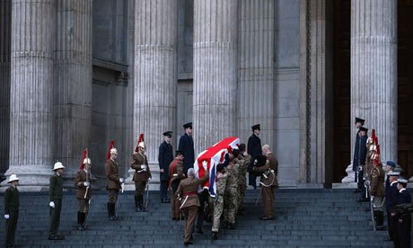 Καρέ-καρέ η πρόβα για τη κηδεία της Θάτσερ ξημερώματα στους άδειους δρόμους του Λονδίνου [εικόνες] | iefimerida.gr 2