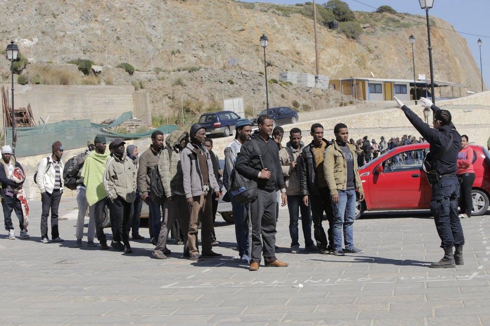 Ο φωτογράφος που έφτασε πρώτος στη Γαύδο και αντίκρισε τους 157 μετανάστες: «Μόλις με είδαν με αγκάλιαζαν κι έκλαιγαν» [εικόνες] | iefimerida.gr 2