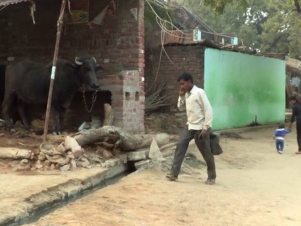 Ο Ινδός με τα τέσσερα πόδια -Κάνει έκκληση στους γιατρούς να του τα αφαιρέσουν [εικόνες & βίντεο] | iefimerida.gr 1