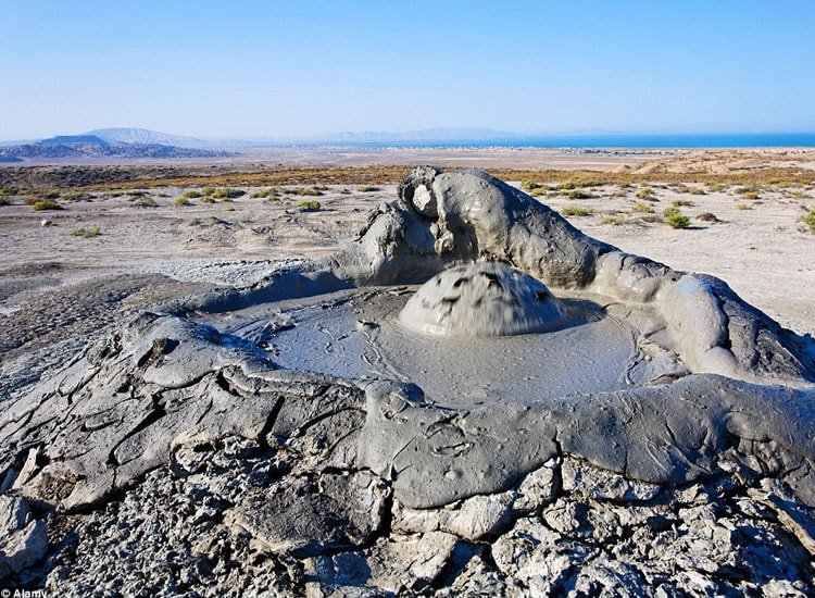Ηφαίστειο λάσπης μοιάζει με γιγάντιο ανθρώπινο μάτι: Ενα εκπληκτικό φυσικό φαινόμενο στη Ρωσία [εικόνες] | iefimerida.gr 4
