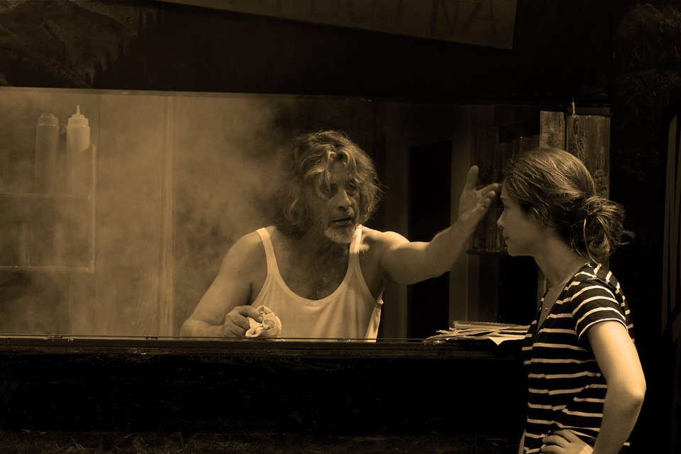 Θέατρα κάτω από τις ράγες, της Αγίου Κωνσταντίνου [εικόνες] | iefimerida.gr 0