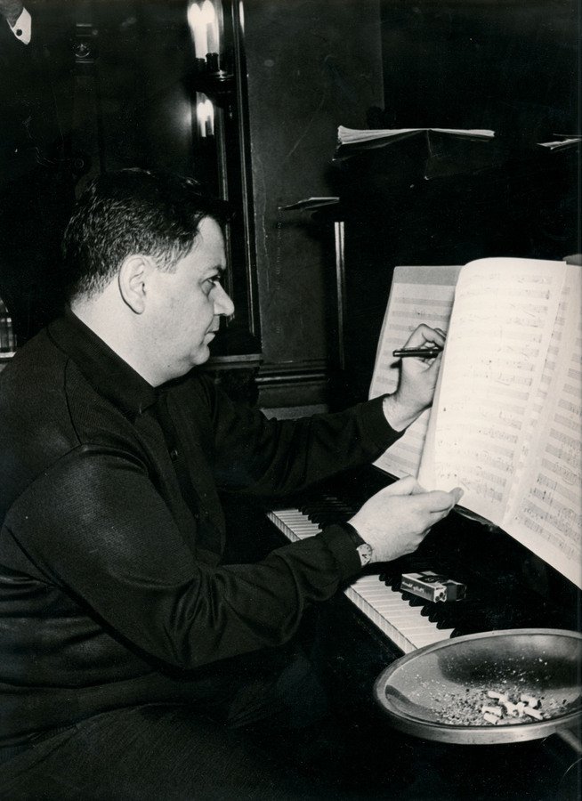 23 χρόνια χωρίς τον εμβληματικό Μάνο Χατζιδάκι [εικόνες & βίντεο]  | iefimerida.gr 0