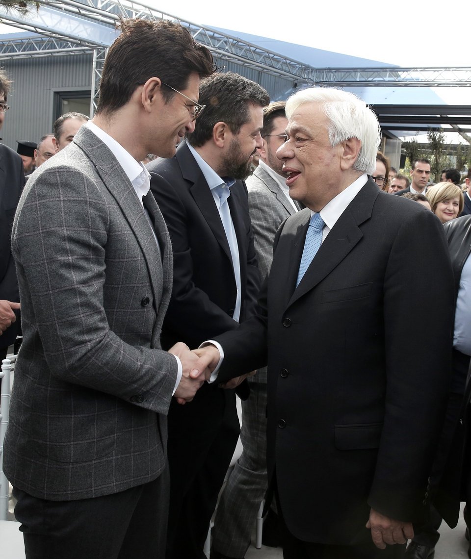 Η θερμή χειραψία του Σάκη Ρουβά με τον Προκόπη Παυλόπουλο [εικόνες]  | iefimerida.gr 0