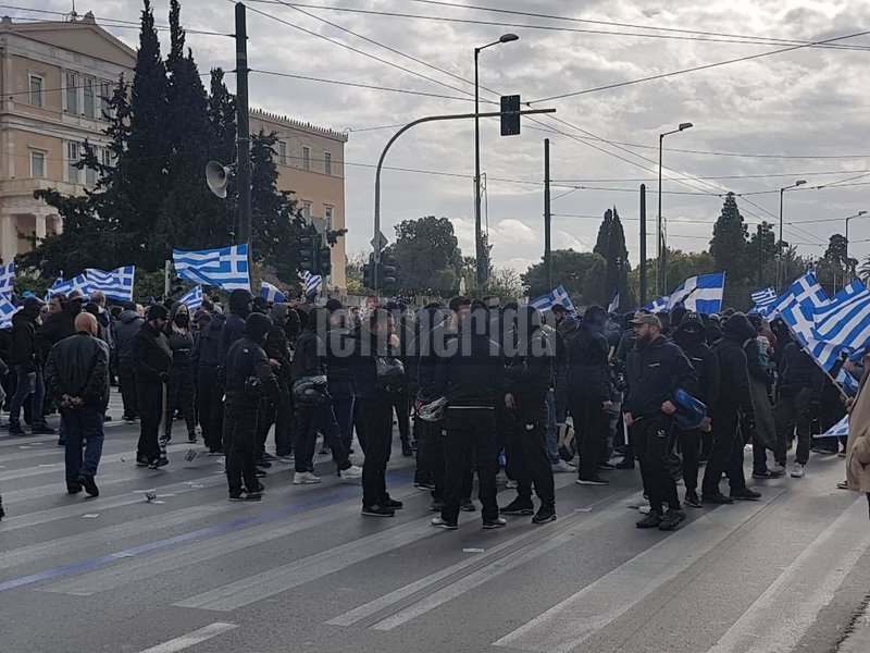 Η ομάδα που συγκεντρώνεται στη συμβολή των Β. Σοφίας και Πανεπιστημίου / Φωτογραφία: iefimerida