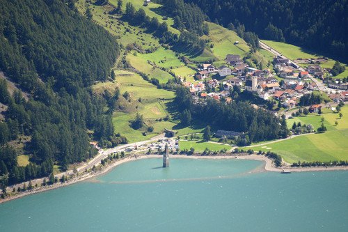 Βυθισμένη πολιτεία: Το χωριό που πνίγηκε κάτω από το νερό πριν 60 χρόνια -Μόνο το καμπαναριό έμεινε να προεξέχει [εικόνες] | iefimerida.gr 13