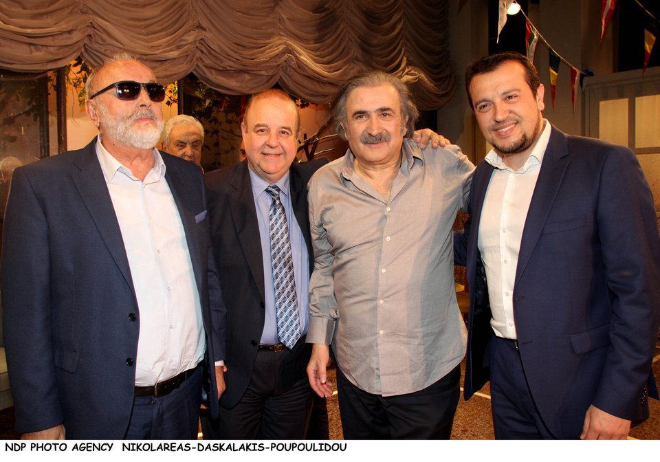 Ο Τσίπρας με την Περιστέρα, το μισό υπουργικό και η Γιάννα πήγαν Λαζόπουλο [εικόνες] | iefimerida.gr 14