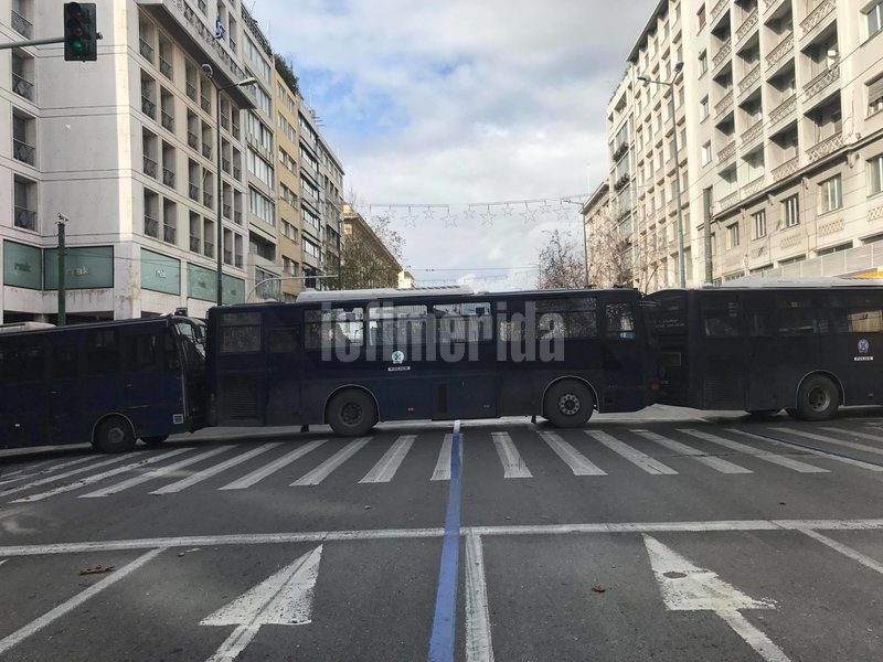 Οι κλούβες που χωρίζουν Σύνταγμα και Προπύλαια / Φωτογραφία: iefimerida