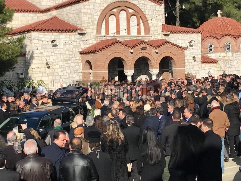 Πλήθος κόσμου στο τελευταίο αντίο στον Θέμο Αναστασιάδη