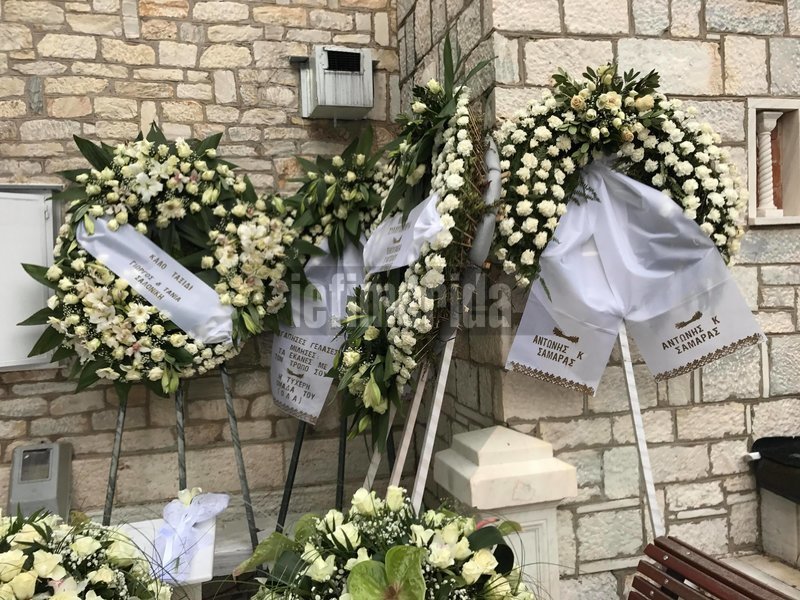 Στεφάνια στην εκκλησία για τον Θέμο Αναστασιάδη
