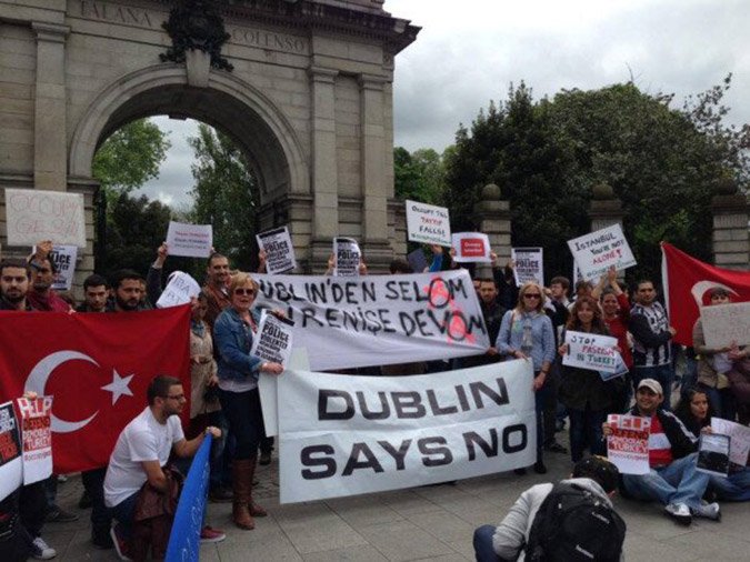 Στο «πόδι» η Ευρώπη - Πορείες αλληλεγγύης για τους Τούρκους [εικόνες]  | iefimerida.gr 0