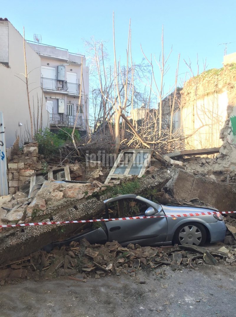 Στο σημείο έσπευσαν πυροσβέστες, αλλά δεν χρειάστηκε να επέμβουν