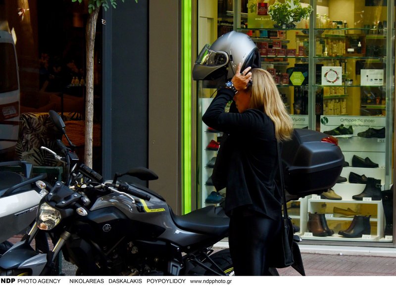 Η Δανάη Στράτου καβαλάρισσα -Με τη μηχανή της στο Κολωνάκι [εικόνες] | iefimerida.gr 0