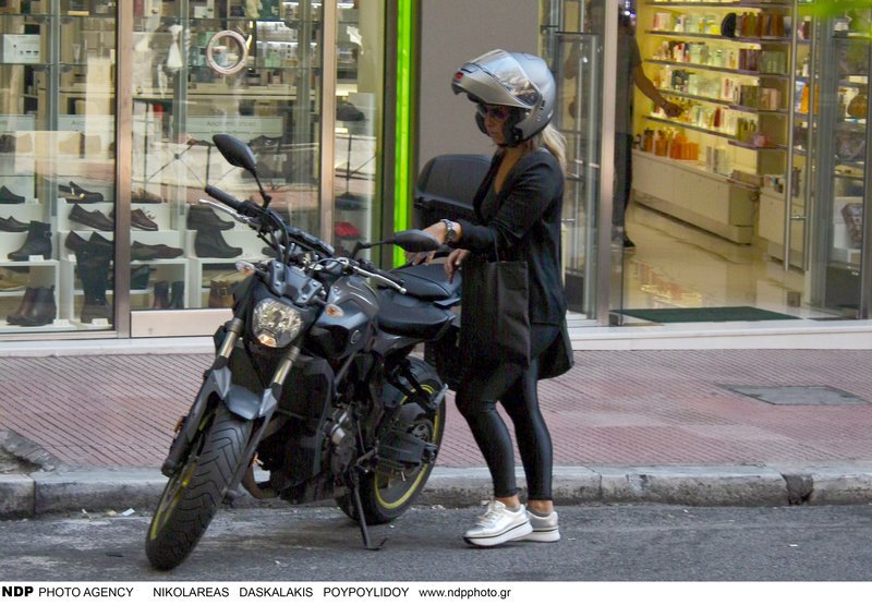 Η Δανάη Στράτου καβαλάρισσα -Με τη μηχανή της στο Κολωνάκι [εικόνες] | iefimerida.gr 1