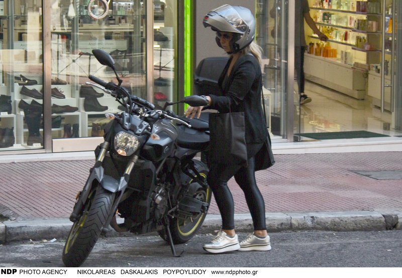 Η Δανάη Στράτου καβαλάρισσα -Με τη μηχανή της στο Κολωνάκι [εικόνες] | iefimerida.gr 2