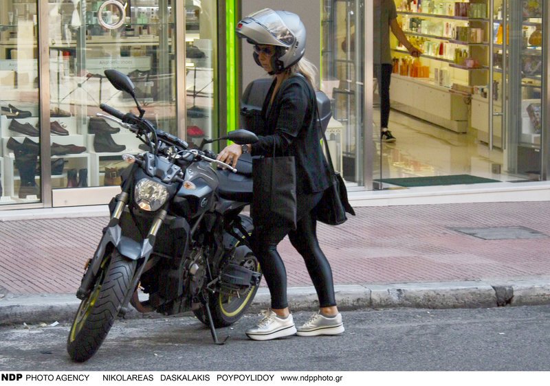 Η Δανάη Στράτου καβαλάρισσα -Με τη μηχανή της στο Κολωνάκι [εικόνες] | iefimerida.gr 3