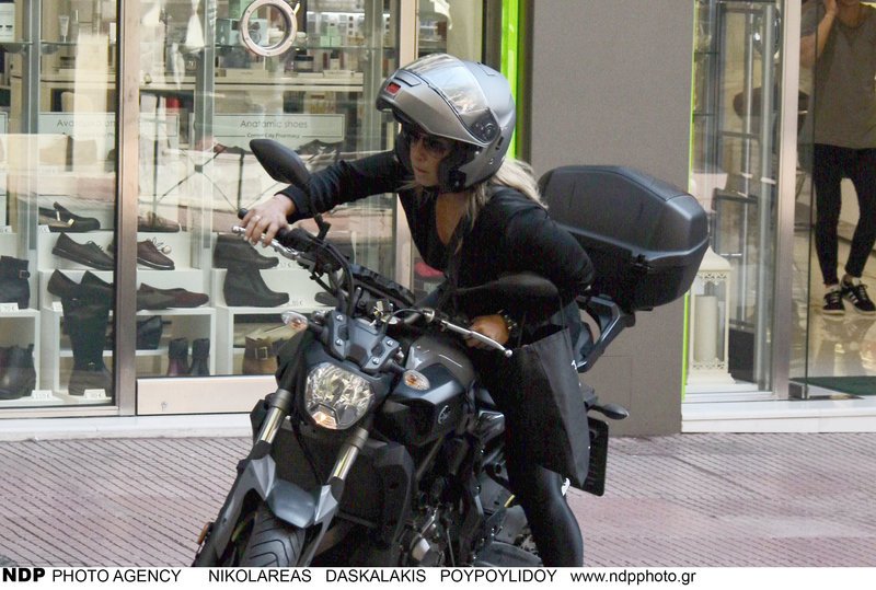Η Δανάη Στράτου καβαλάρισσα -Με τη μηχανή της στο Κολωνάκι [εικόνες] | iefimerida.gr 4