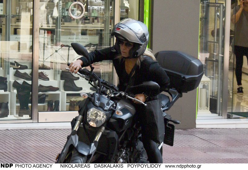 Η Δανάη Στράτου καβαλάρισσα -Με τη μηχανή της στο Κολωνάκι [εικόνες] | iefimerida.gr 5