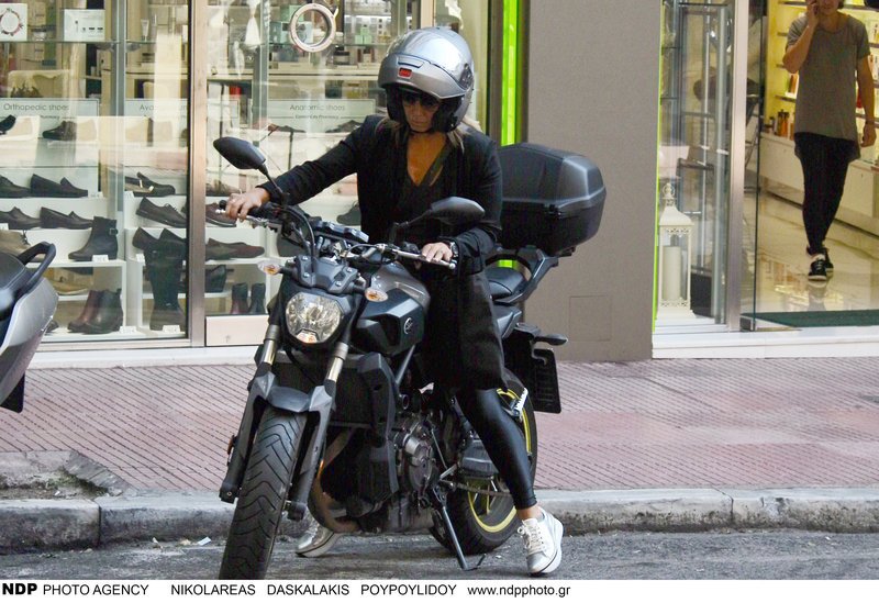 Η Δανάη Στράτου καβαλάρισσα -Με τη μηχανή της στο Κολωνάκι [εικόνες] | iefimerida.gr 6