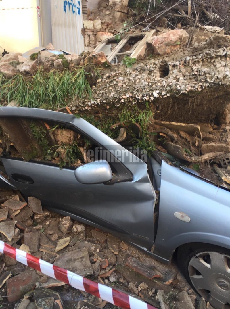 Το σπίτι βρισκόταν στην οδό Αρτεμισίου στο Γκάζι και όταν κατέρρευσε καταπλάκωσε δυο αυτοκίνητα τα οποία ήταν σταθμευμένα στο σημείο