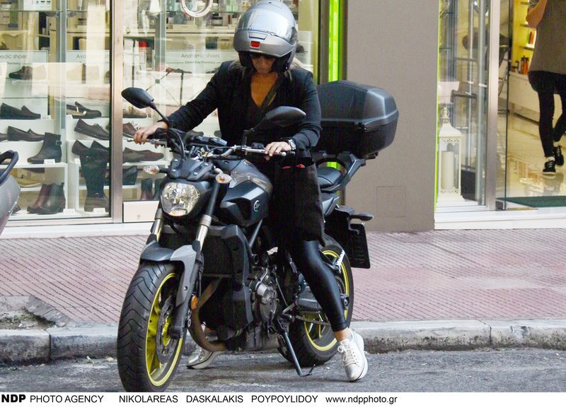 Η Δανάη Στράτου καβαλάρισσα -Με τη μηχανή της στο Κολωνάκι [εικόνες] | iefimerida.gr 7