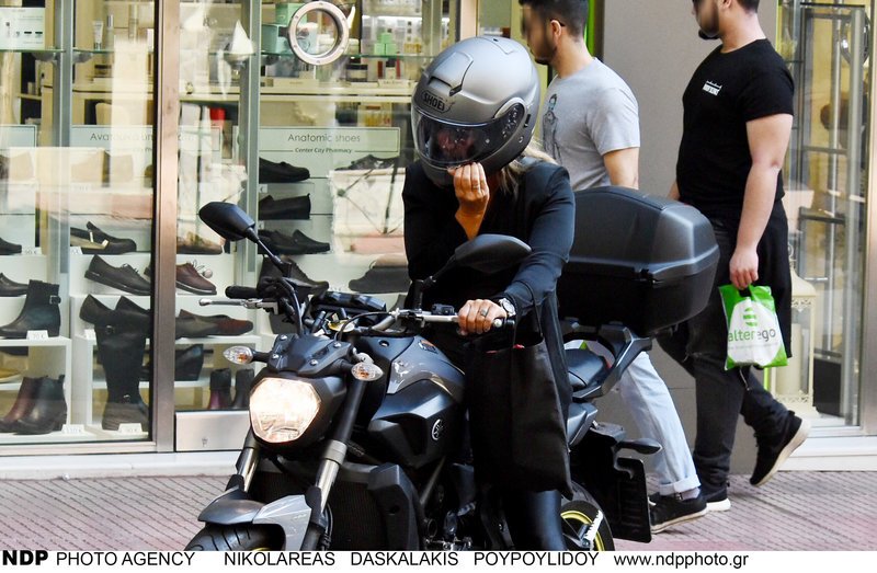 Η Δανάη Στράτου καβαλάρισσα -Με τη μηχανή της στο Κολωνάκι [εικόνες] | iefimerida.gr 9